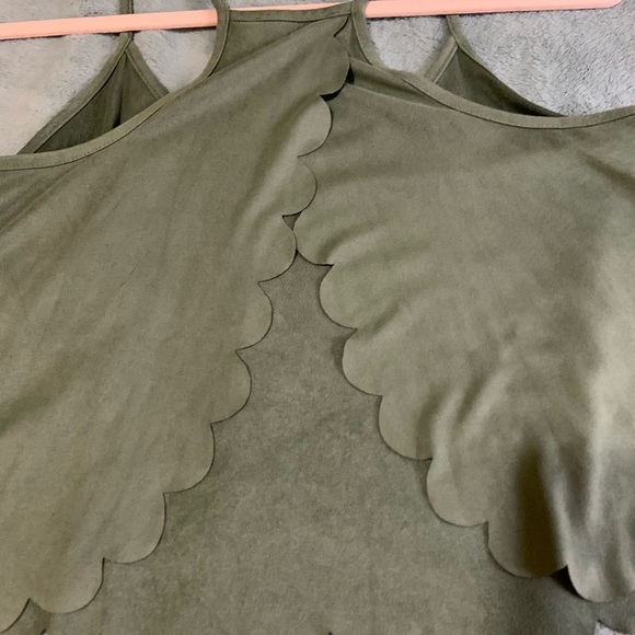 Small dark green velvet open back scallop crop tank top - Picture 5 of 9